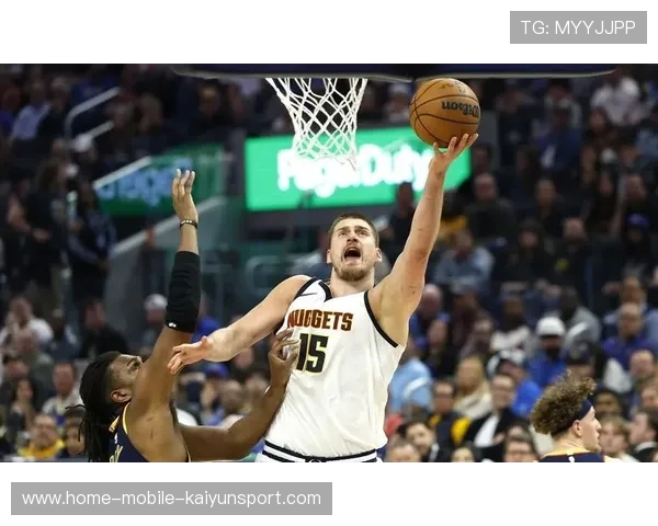 约基奇背后妙传助队友补篮，掘金全队合力取胜