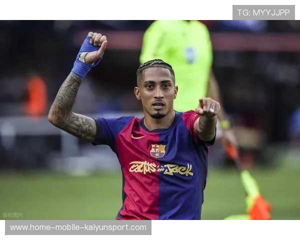 巴萨禁区内连续抢点，拉菲尼亚抓住机会推射命中