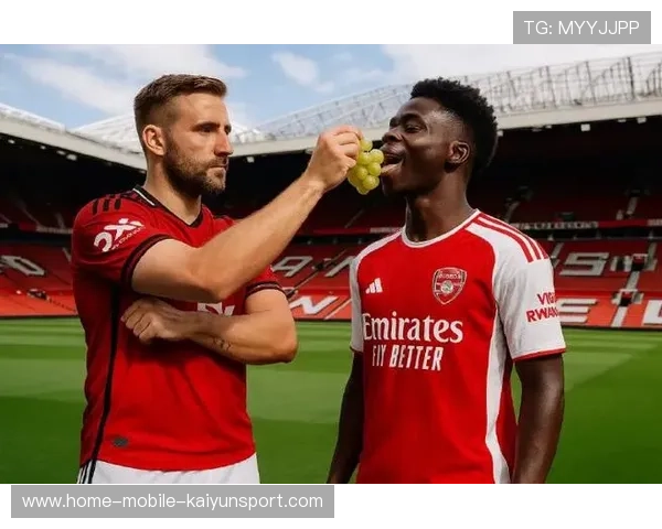 曼联左路持续持球压制，卢克肖传递极具穿透力